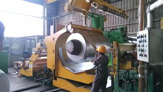 Carga descargando el acero de hoja fino del coche de la máquina que raja de la bobina de la cuna del piso que raja la línea
